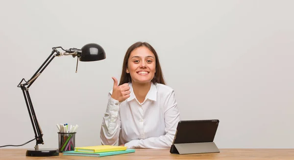 Jeune Étudiante Travaillant Sur Son Bureau Amusant Heureux Faire Geste — Photo