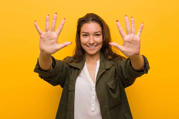 Jonge Europese Vrouw Geïsoleerd Gele Achtergrond Tonen Nummer Tien Met — Stockfoto