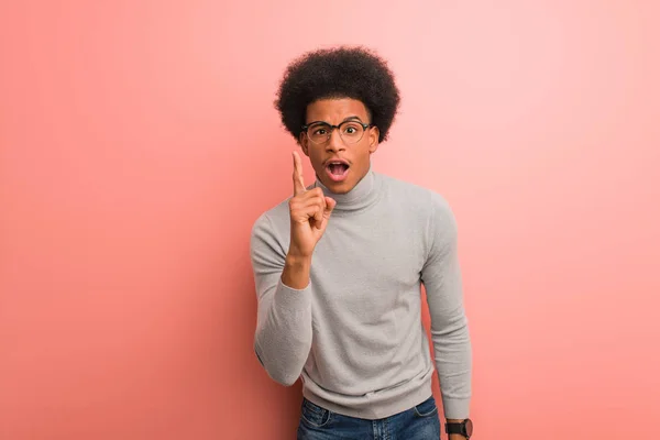Young African American Man Pink Wall Having Idea Inspiration Concept — Stock Photo, Image