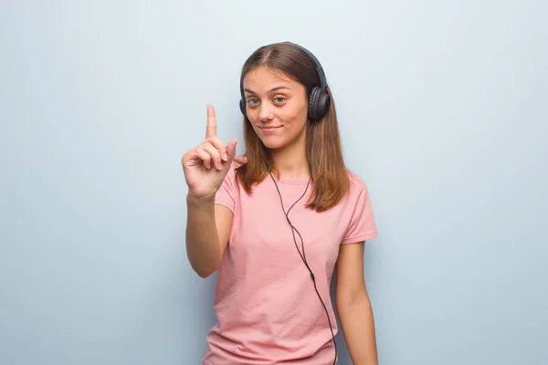 Jeune Jolie Femme Caucasienne Montrant Numéro Elle Écoute Musique Avec — Photo