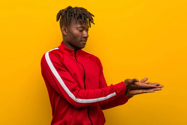 Young Fitness African Man Holding Copy Space Palm — 스톡 사진