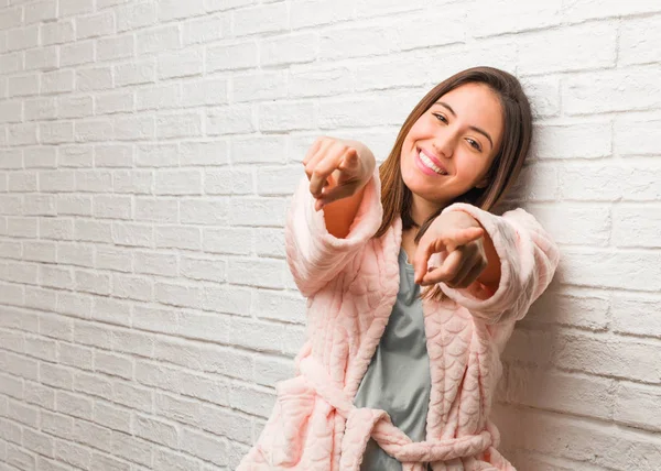 Mujer Joven Con Pijama Alegre Sonriente Señalando Hacia Adelante —  Fotos de Stock