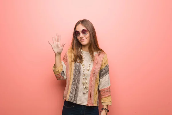 Young Hippie Woman Pink Background Showing Number Five — 스톡 사진