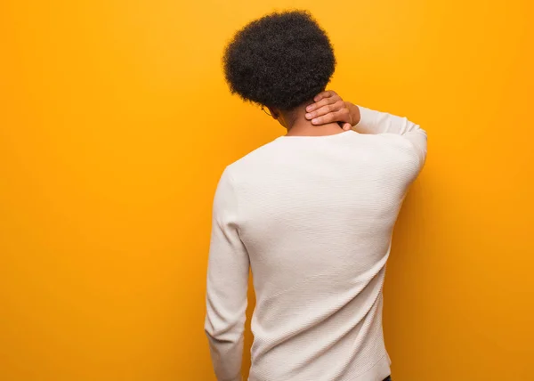 Jonge Afro Amerikaanse Man Een Oranje Muur Van Achteren Denkend — Stockfoto