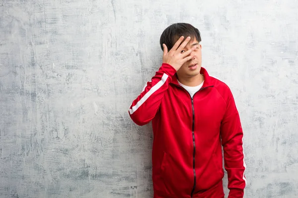 Joven Deporte Fitness Chino Avergonzado Riendo Mismo Tiempo — Foto de Stock