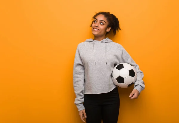 目標と目的を達成することを夢見て若いフィットネス黒人女性 サッカーボールの保持 — ストック写真