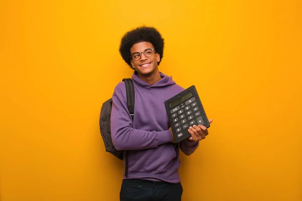 Jovem Estudante Afro Americano Segurando Uma Calculadora Sorrindo Confiante Cruzando — Fotografia de Stock
