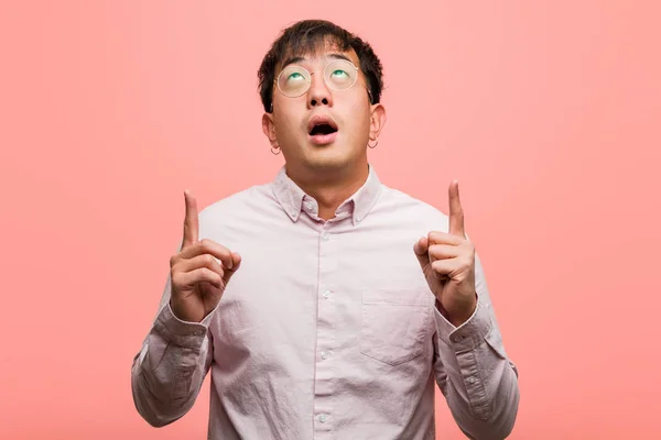 Young Chinese Man Surprised Pointing Show Something — Stock Photo, Image