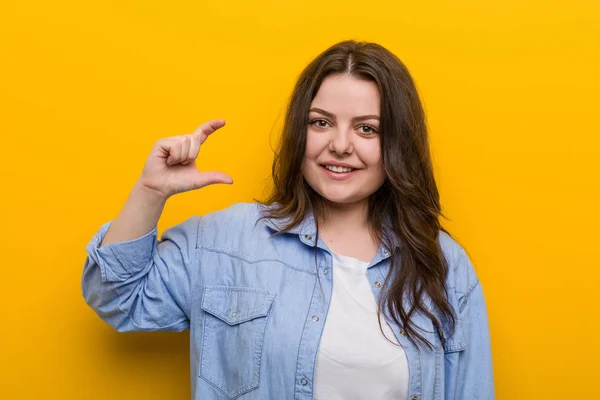 Young Curvy Size Woman Holding Something Little Forefingers Smiling Confident — 스톡 사진