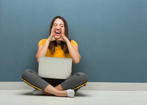 Молодая Женщина Сидящая Полу Ноутбуком Кричащая Радостное Впереди — стоковое фото