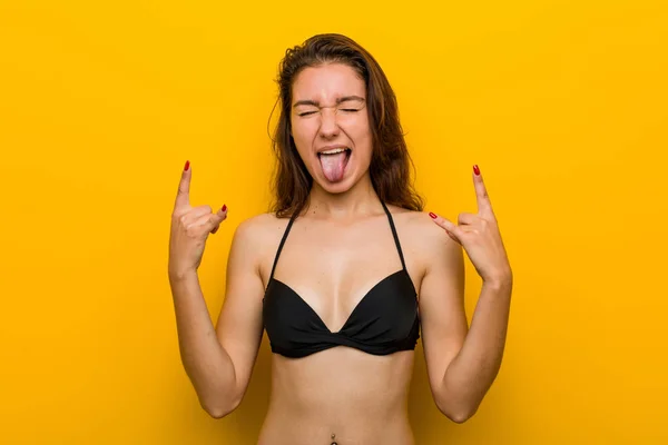 Bikini Giyen Genç Avrupalı Kadın Parmaklarıyla Kaya Hareketi Gösteriyor — Stok fotoğraf