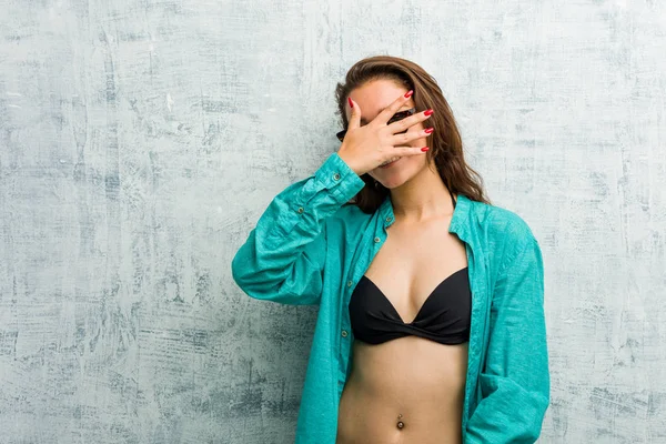 Bikini Giyen Genç Avrupalı Kadın Kameraya Parmaklarıyla Göz Kırpıyor Yüzünü — Stok fotoğraf