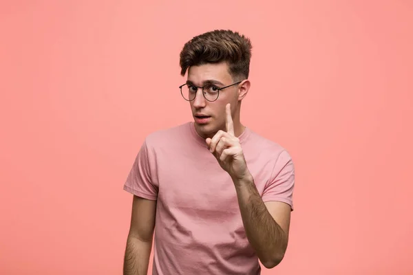 Ung Cool Kaukasisk Man Visar Nummer Ett Med Finger — Stockfoto