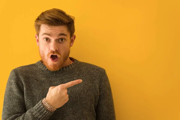 Jovem Ruiva Cara Homem Close Apontando Para Lado — Fotografia de Stock