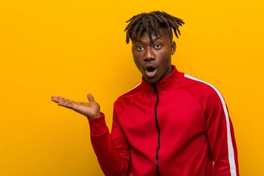 Genç fitness Afrikalı adam Palm 'da fotokopi alanı tutmaktan etkilenmiş..