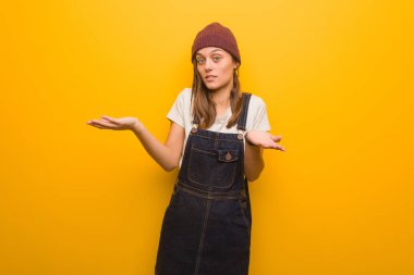 Genç hipster kadın karıştı ve şüpheli