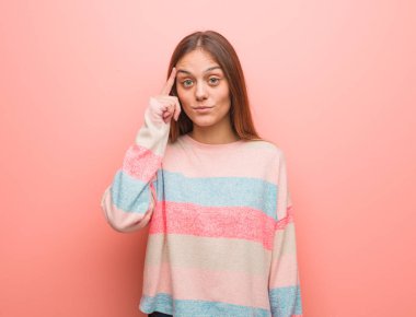 Kafkasyalı genç bir kadın bir fikir düşünüyor.