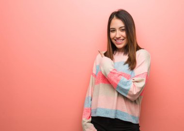 Gülümseyen ve tarafına işaret eden genç Sevimli Kadın