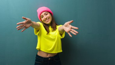 Genç, modern bir kadın çok mutlu. Ön tarafa sarılıyor.