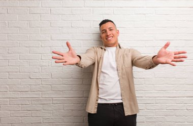 Genç Latin adam çok mutlu. Ön tarafa sarılıyor.