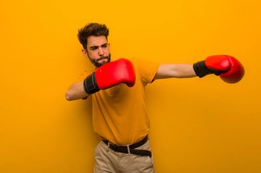 Boks eldiveni giyen genç adam.