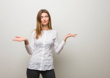 Genç Rus kız şaşkın ve kuşkulu.