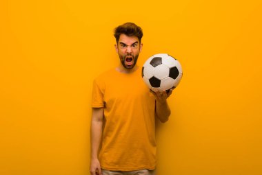 Genç futbolcu çok sinirli ve agresif bağırıyor.