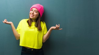 Genç modern kadın şüphe ve omuz silkme