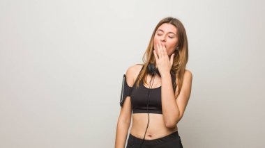 Genç fitness rus kadın yorgun ve çok uykulu