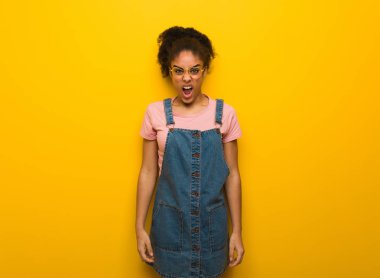 Mavi gözleri ile genç siyah Afrikalı Amerikalı kız çok öfkeli ve agresif çığlık