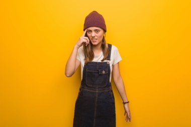 Genç hippi kadın parmağıyla hayal kırıklığı jesti yapıyor.