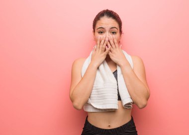 Genç fitness kadını çok korkmuş ve korkmuş.