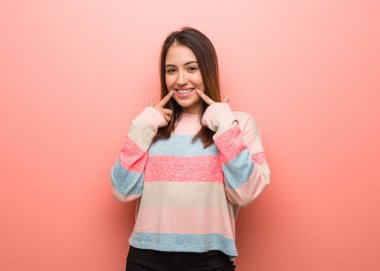 Genç Sevimli Kadın gülümsüyor, ağız işaret