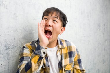 Genç Çinlinin yüzü yakından çekilmiş, fısıldayan bir dedikodu tonu altında