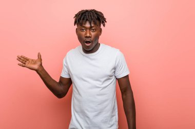 Genç Afrikalı siyah adam Palm üzerinde kopya alanı tutan etkilendim.