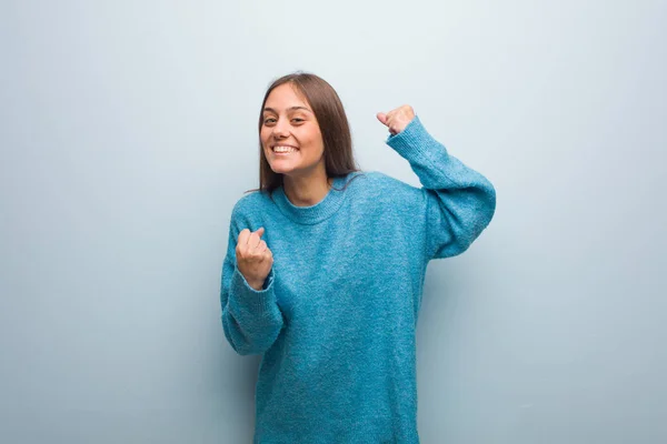 Jovem Mulher Bonita Vestindo Uma Camisola Azul Que Não Rende — Fotografia de Stock