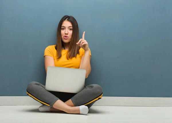 Молодая Женщина Сидящая Полу Ноутбуком Имея Отличную Идею Концепцию Творчества — стоковое фото