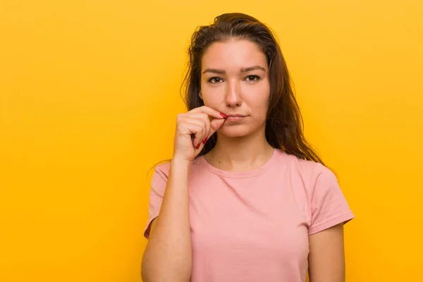 Jonge Europese Vrouw Geïsoleerd Gele Achtergrond Met Vingers Lippen Houden — Stockfoto