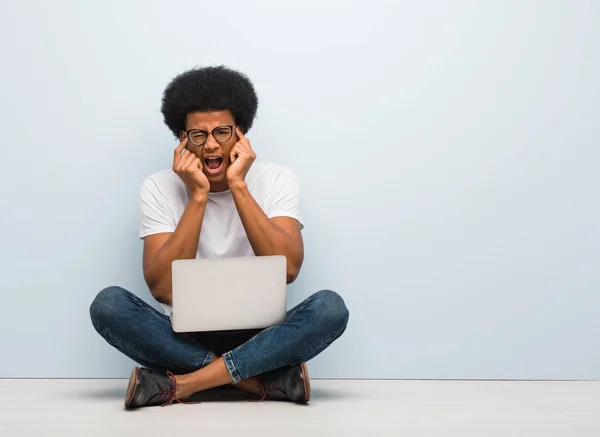 Jonge Zwarte Man Zitten Vloer Met Een Laptop Wanhopig Verdrietig — Stockfoto