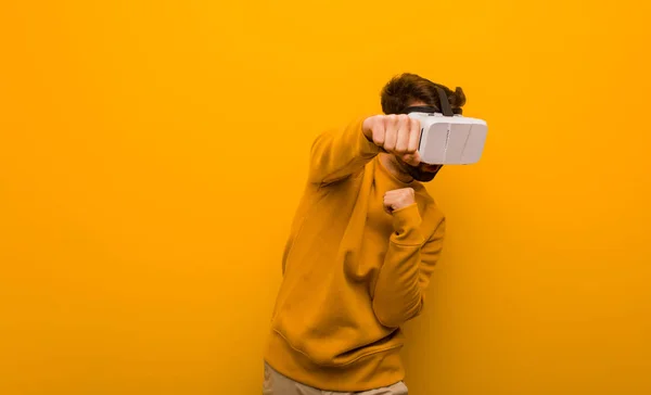 Joven con gafas de realidad virtual —  Fotos de Stock