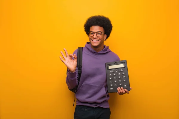 Jovem Estudante Afro Americano Homem Segurando Uma Calculadora Alegre Confiante — Fotografia de Stock