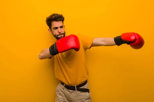 Junger Mann trägt Boxhandschuhe — Stockfoto