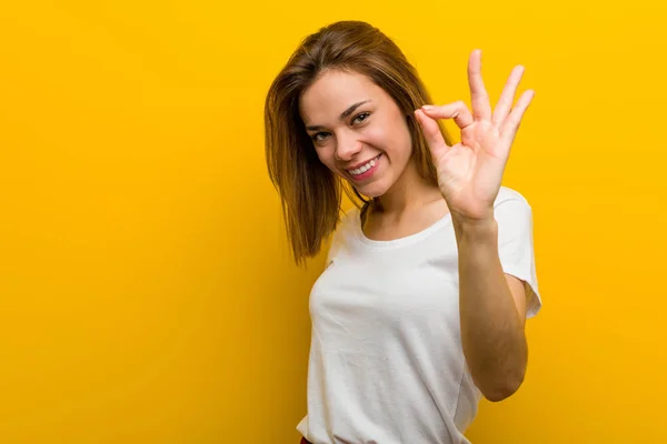 Giovane Donna Caucasica Naturale Allegro Fiducioso Mostrando Gesto — Foto Stock