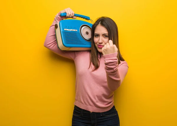 Jovem Mulher Bonito Segurando Rádio Vintage Mostrando Punho Para Frente — Fotografia de Stock