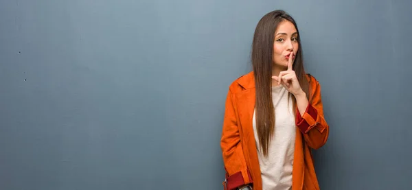 Joven Mujer Natural Guardando Secreto Pidiendo Silencio —  Fotos de Stock