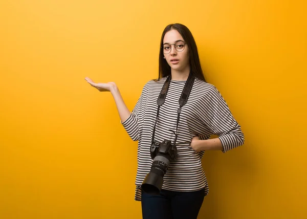 Junge Fotografin Hält Etwas Mit Der Hand — Stockfoto