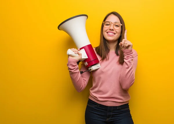 Jonge Schattig Vrouw Met Een Megafoon Tonen Nummer Een — Stockfoto