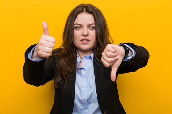 若いプラスサイズCaucasianビジネス女性表示親指と親指ダウン 難しい選択の概念 — ストック写真