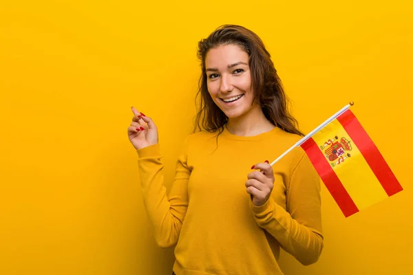 Junge Europäerin Mit Spanischer Fahne Lächelt Fröhlich Und Zeigt Mit — Stockfoto