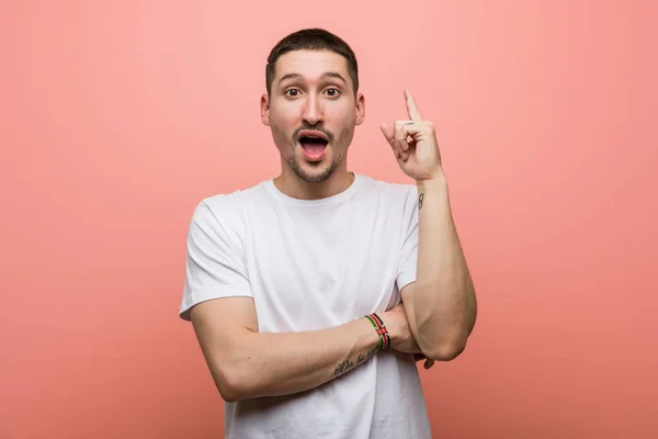 Jovem Homem Casual Tendo Alguma Grande Ideia Conceito Criatividade — Fotografia de Stock